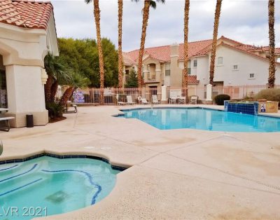 Gorgeous Strip view Home